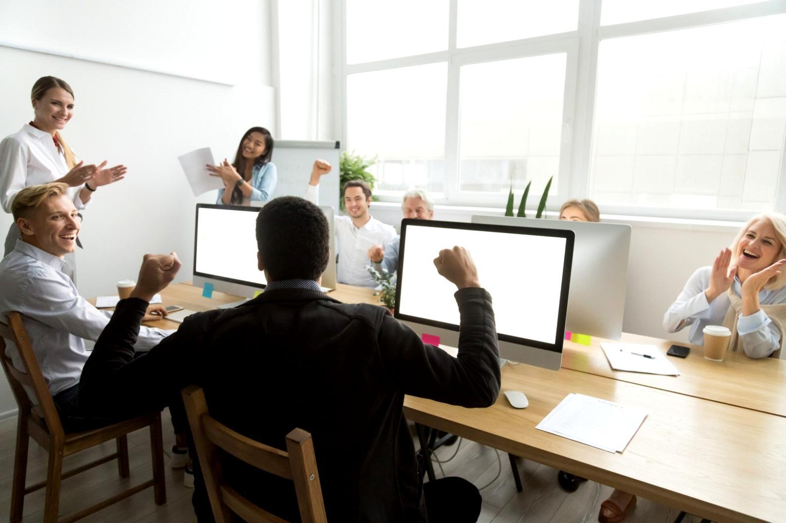 Студенты изучают финансовые отчеты на занятии