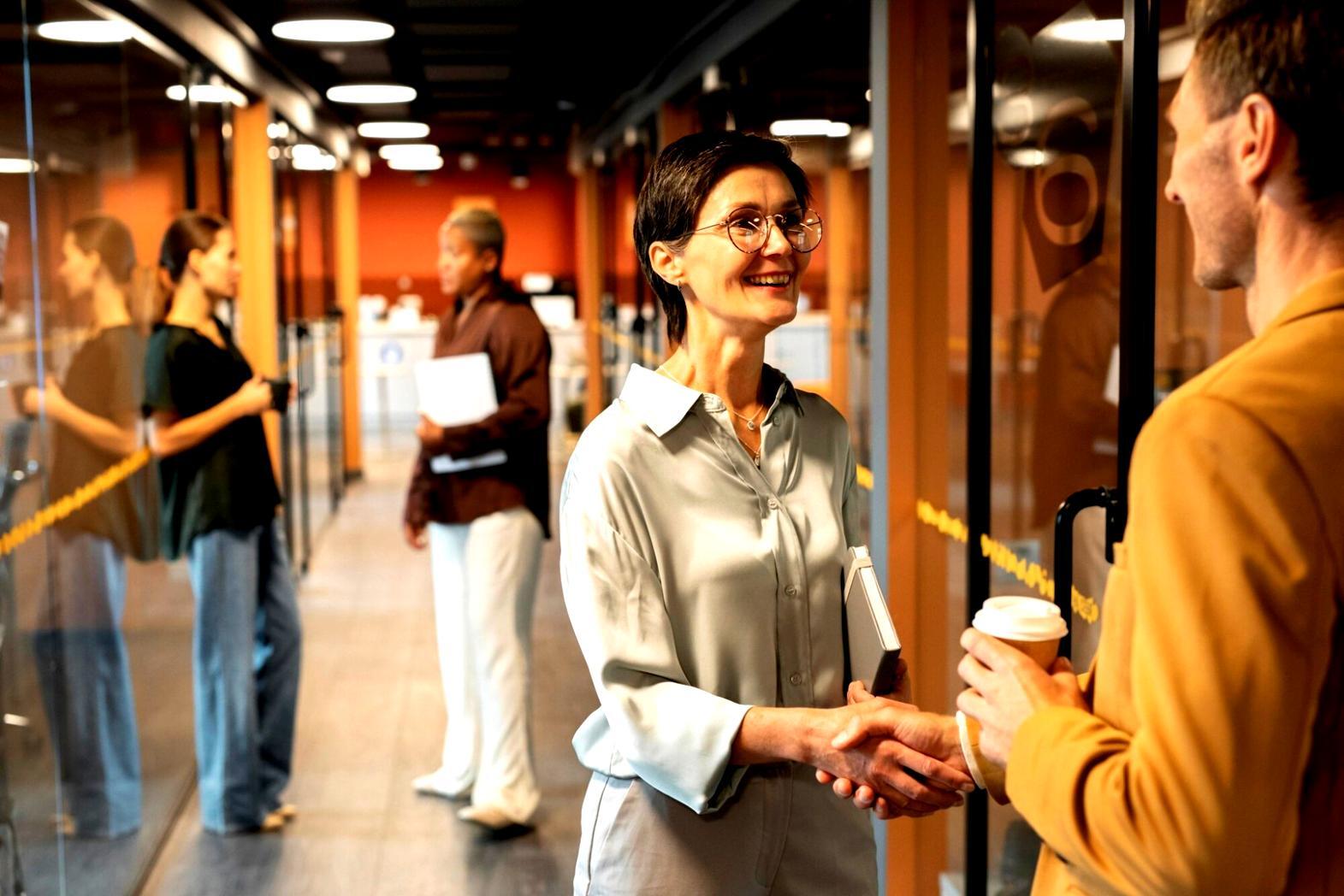 Финансовый анализ и графики на экране компьютера