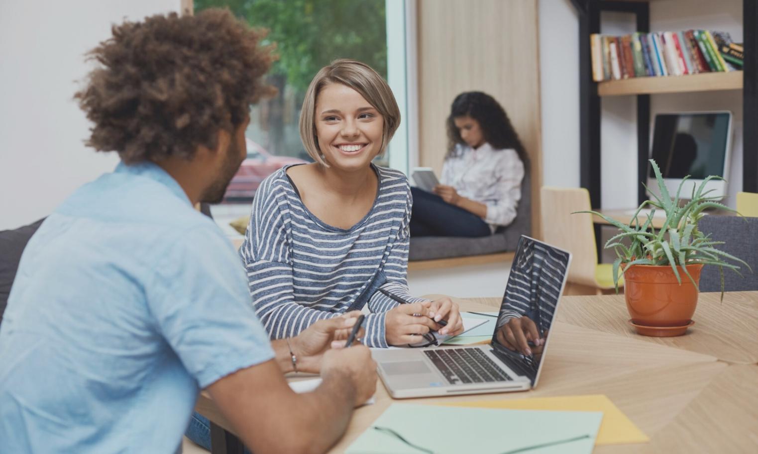 Студенты работают над финансовым анализом